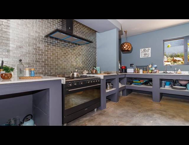6 BEDROOM TOWNHOUSE FOR SALE IN CRESTHOLME